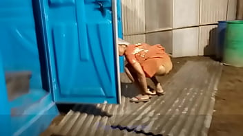 girl pee on stranger