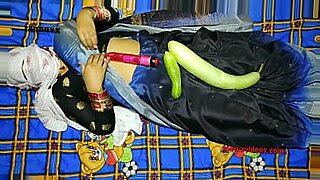 bhabhi in sari havig sexy back